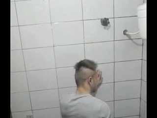 Boy pego batendo uma no banheiro