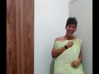 Garoto fudendo o travesseiro