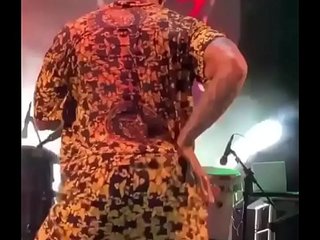 L&eacute;o Santana rebolando o bund&atilde;o